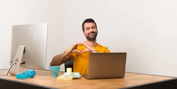 Hombre Trabajando Con Laptot Una Oficina Haciendo Símbolo Del Corazón —  Fotos de Stock