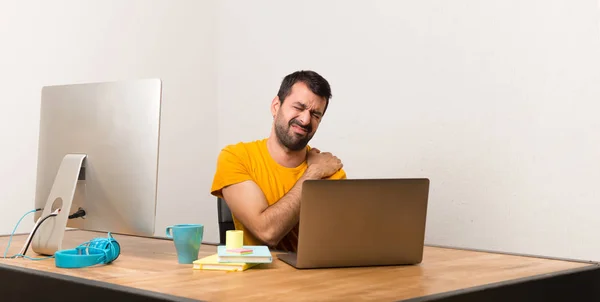 Человек Работает Laptot Офисе Страдает Боли Плече Сделал Усилие — стоковое фото