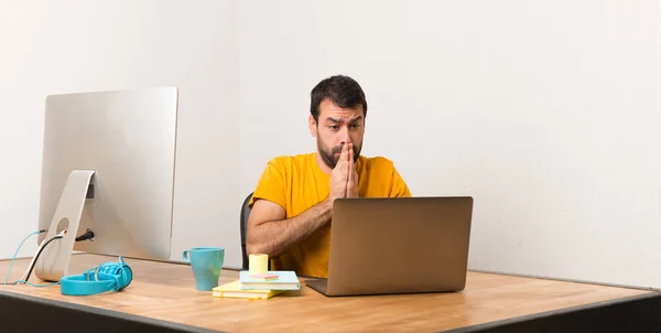 Laptot Office Ile Çalışan Erkeğin Birlikte Palm Tutar Kişi Için — Stok fotoğraf