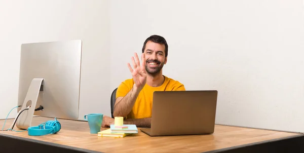 Uomo Che Lavora Con Laptot Ufficio Felice Contando Quattro Con — Foto Stock