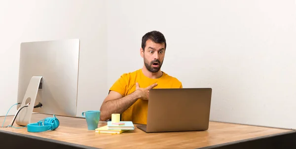 Laptot Sürpriz Doğru Bakarken Şok Bir Ofiste Çalışan Adam — Stok fotoğraf