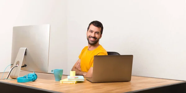 Homem Trabalhando Com Laptot Escritório Olhando Por Cima Ombro Com — Fotografia de Stock