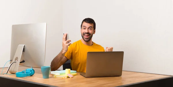 Homem Trabalhando Com Laptot Escritório Conversando Com Celular — Fotografia de Stock