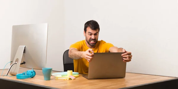 Frustrado Homem Trabalhando Com Laptot Escritório — Fotografia de Stock