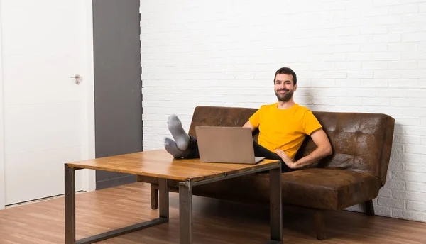Man His Laptop Room Posing Arms Hip Smiling — Stock Photo, Image