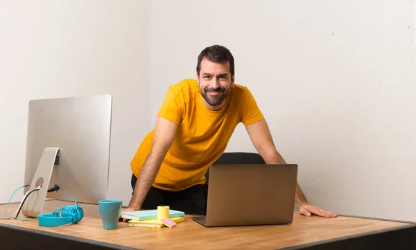 Щасливий Чоловік Працює Ноутбуком Офісі — стокове фото