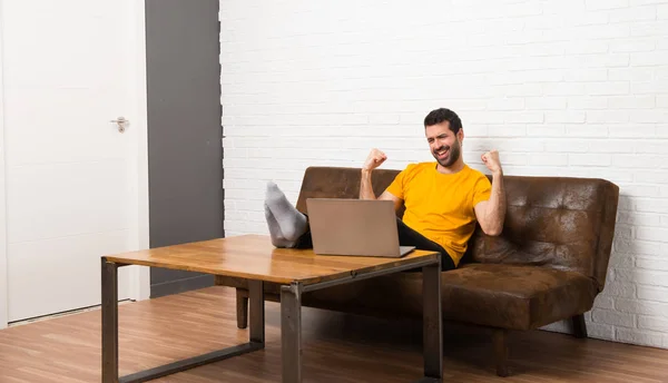 Hombre Con Portátil Una Habitación Celebrando Una Victoria —  Fotos de Stock