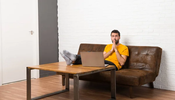 Людина Своїм Ноутбуком Кімнаті Тримає Palm Разом Людина Просить Щось — стокове фото
