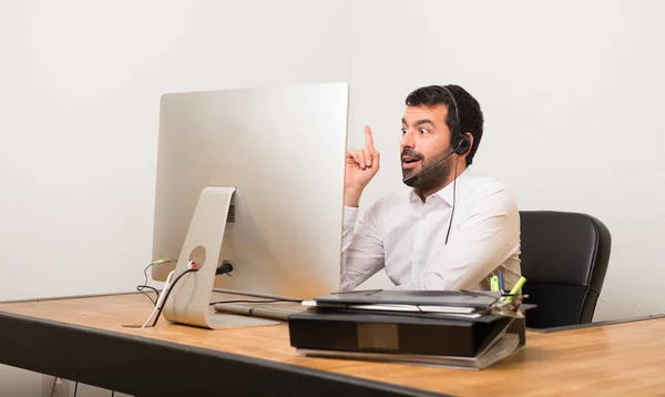 Telemarketer Homem Escritório Pensando Uma Ideia Apontando Dedo Para Cima — Fotografia de Stock