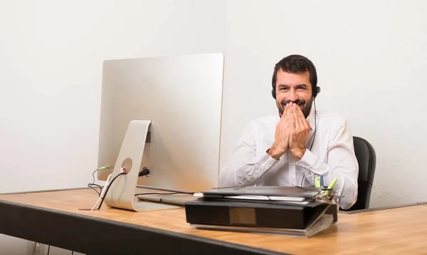 Télévendeur Homme Dans Bureau Souriant Beaucoup Tout Couvrant Bouche — Photo