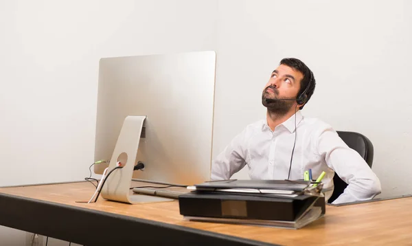 Télévendeur Homme Dans Bureau Levant Les Yeux Avec Visage Sérieux — Photo