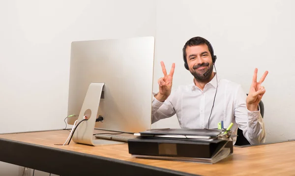 Hombre Telemarketer Una Oficina Sonriendo Mostrando Signo Victoria Con Ambas — Foto de Stock