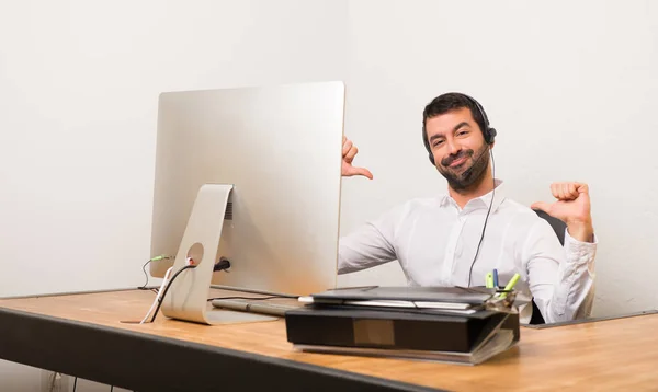 Hombre Telemarketer Una Oficina Orgulloso Satisfecho Mismo Amor Concepto Mismo —  Fotos de Stock