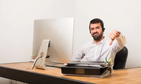 Başparmak Aşağı Negatif Ifade Işaretiyle Gösterilen Bir Ofiste Telemarketer Adam — Stok fotoğraf