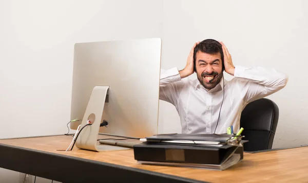 Telemarketer Adam Elleriyle Her Iki Kulak Kapsayan Bir Ofiste — Stok fotoğraf