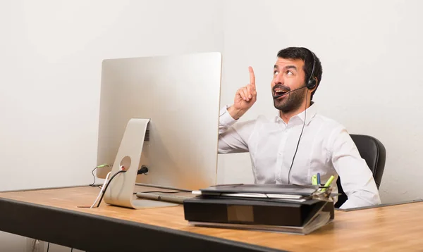 Telemarketer Homem Escritório Com Intenção Realizar Solução Levantando Dedo Para — Fotografia de Stock