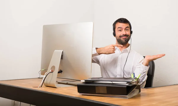 Telemarketer Homem Escritório Segurando Copyspace Imaginário Palma Mão Para Inserir — Fotografia de Stock