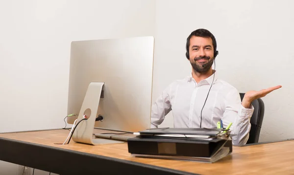 Telemarketer Adam Boşaltmak Hayali Avuç Içinde Tutan Bir Ofiste Bir — Stok fotoğraf