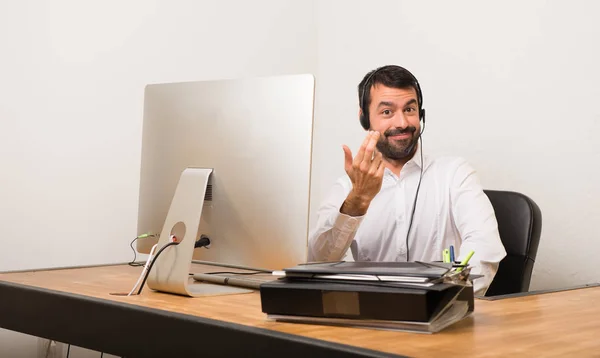 Telemarketer Adam Eliyle Gelmek Davet Bir Ofiste Mutlu Sen Geldin — Stok fotoğraf