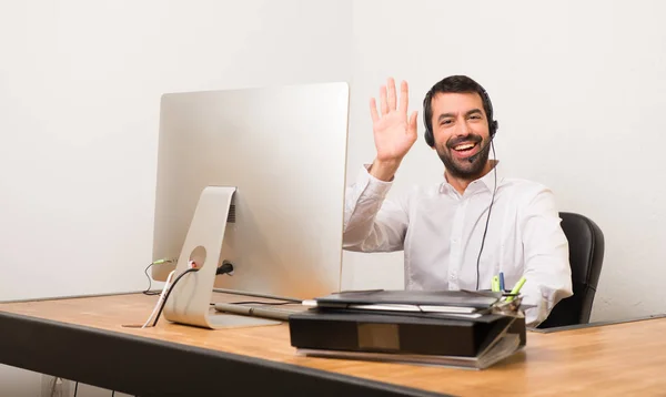 Telemarketer Άνθρωπος Ένα Γραφείο Χαιρετούσαν Χέρι Ευτυχισμένη Έκφραση — Φωτογραφία Αρχείου