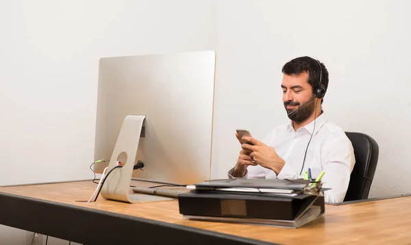 Telemarketer Adam Için Mobil Konuşurken Bir Ofiste — Stok fotoğraf