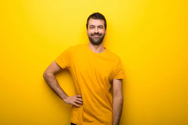 Man Geïsoleerde Levendige Gele Kleur Poseren Met Armen Bij Hip — Stockfoto