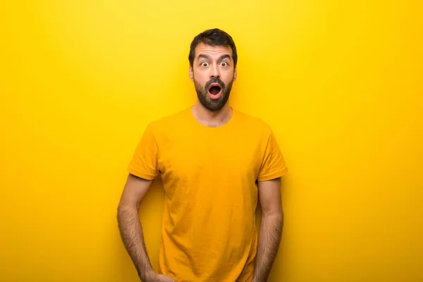 Άνθρωπος Απομονωμένες Δονούμενο Χρώμα Κίτρινο Έκπληξη Και Σοκαρισμένος Έκφραση Του — Φωτογραφία Αρχείου