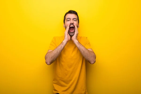 Man Geïsoleerde Levendige Gele Kleur Schreeuwen Aankondiging Van Iets — Stockfoto