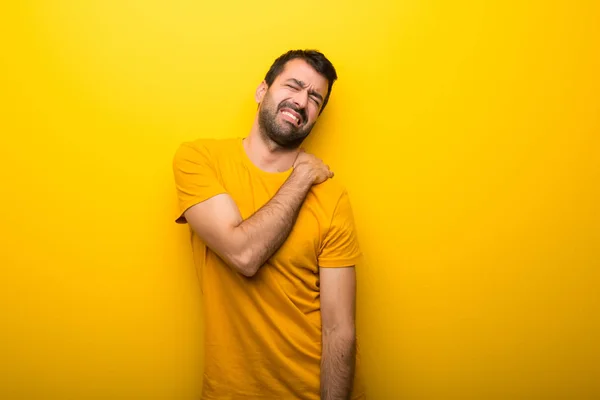 Homem Cor Amarela Vibrante Isolado Sofrendo Dor Ombro Por Ter — Fotografia de Stock