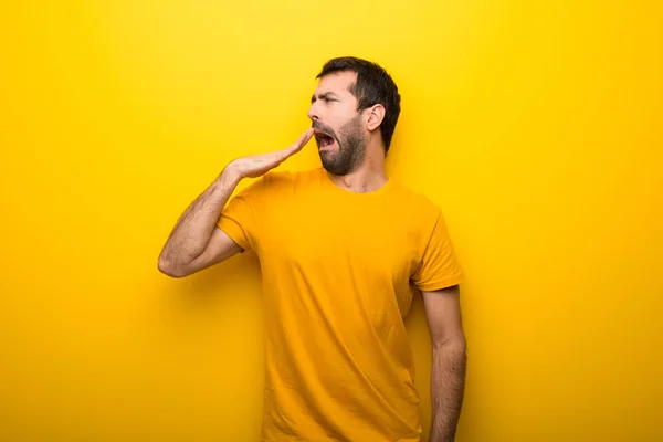 Hombre Color Amarillo Vibrante Aislado Bostezando Cubriendo Boca Abierta Con —  Fotos de Stock