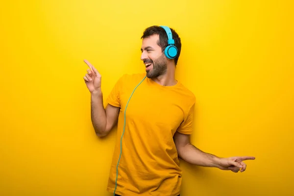 Man Geïsoleerde Levendige Gele Kleur Luisteren Naar Muziek Met Een — Stockfoto