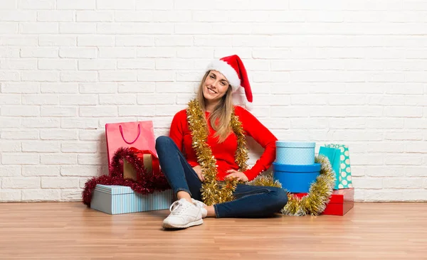 Девушка Рождественской Шляпе Много Подарков Празднующих Рождественские Праздники Позируют Руками — стоковое фото