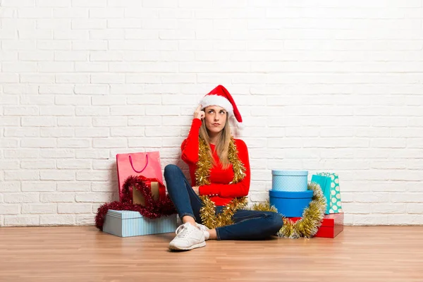 Mädchen Mit Weihnachtsmütze Und Vielen Geschenken Die Die Weihnachtsfeiertage Stehen — Stockfoto