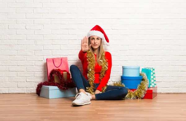 Mädchen Mit Weihnachtsmütze Und Vielen Geschenken Die Die Weihnachtsfeiertage Feiern — Stockfoto