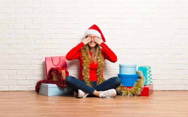 Ragazza Con Cappello Natale Molti Regali Che Celebrano Vacanze Natale — Foto Stock