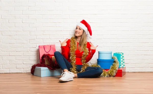 Mädchen Mit Weihnachtsmütze Und Vielen Geschenken Die Die Weihnachtsfeiertage Stolz — Stockfoto