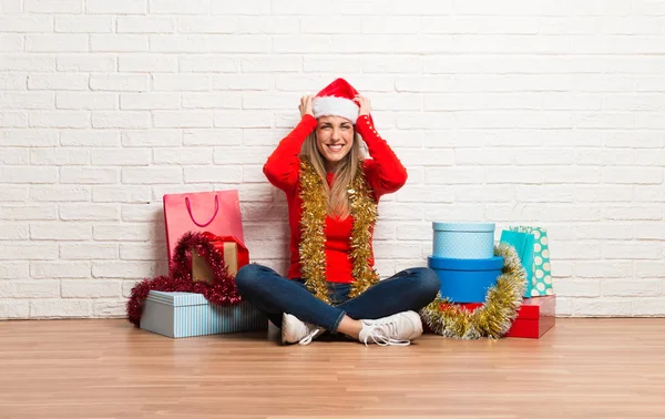 Mädchen Mit Weihnachtsmütze Und Vielen Geschenken Die Die Weihnachtsfeiertage Unglücklich — Stockfoto