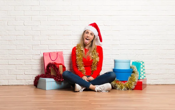 Mädchen Mit Weihnachtsmütze Und Vielen Geschenken Die Die Weihnachtsfeiertage Feiern — Stockfoto