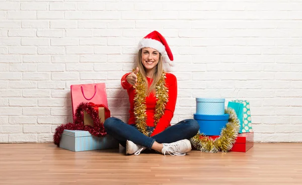 Mädchen Mit Weihnachtsmütze Und Vielen Geschenken Beim Händeschütteln Nach Dem — Stockfoto