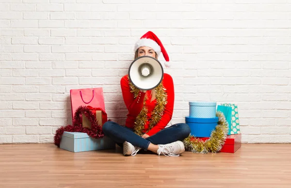 Mädchen Mit Weihnachtsmütze Und Vielen Geschenken Die Die Weihnachtsfeiertage Mit — Stockfoto