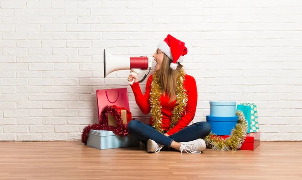 Mädchen Mit Weihnachtsmütze Und Vielen Geschenken Die Die Weihnachtsfeiertage Mit — Stockfoto