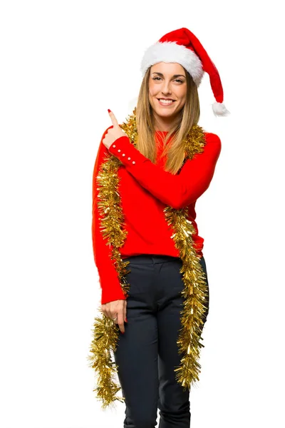 Blond Kvinna Klädd För Julhelgen Pekar Sidan Med Ett Finger — Stockfoto