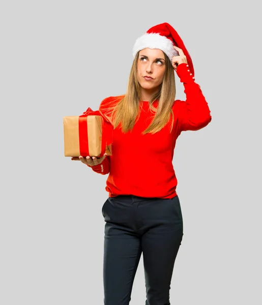 Mulher Loira Vestida Para Feriados Natal Com Dúvidas Rosto Confuso — Fotografia de Stock