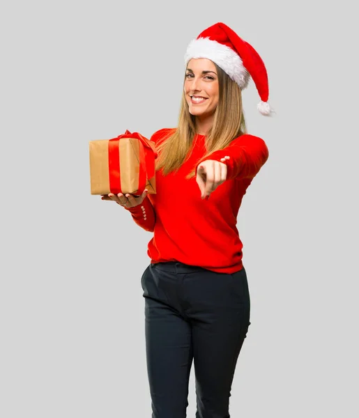 Mulher Loira Vestida Para Natal Feriados Aponta Dedo Para Você — Fotografia de Stock