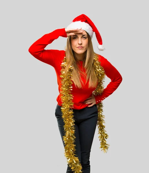 Donna Bionda Vestita Vacanze Natale Guardando Lontano Con Mano Guardare — Foto Stock