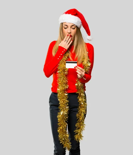 Femme Blonde Habillée Pour Les Vacances Noël Tenant Une Carte — Photo