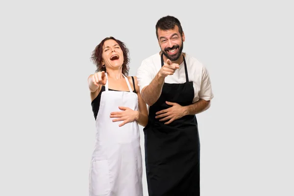Dva Kuchaři Ukázal Prstem Někoho Hodně Smíchu Šedém Pozadí — Stock fotografie