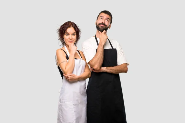 Par Cocineros Pensando Una Idea Sobre Fondo Gris — Foto de Stock