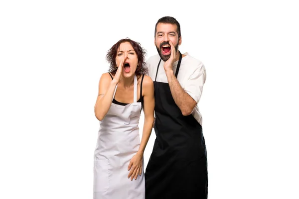 Ζευγάρι Των Μαγείρων Φωνάζοντας Ορθάνοιχτο Στόμα Και Αναγγέλλοντας Κάτι Απομονωμένες — Φωτογραφία Αρχείου