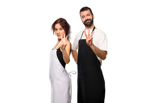 Casal Cozinheiros Felizes Contando Três Com Dedos Fundo Branco Isolado — Fotografia de Stock